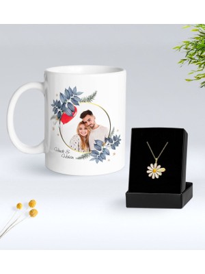 Bk Gift Kişiye Özel Isimli Yılbaşı Tasarımlı Beyaz Kupa Bardak ve Papatya Kolye Hediye Seti- 5, Sevgiliye Hediye, Yeni Yıl Hediyeleri