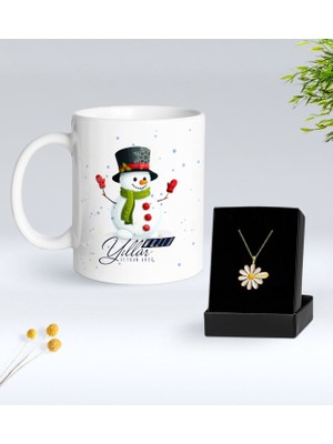 Bk Gift Kişiye Özel Isimli Yılbaşı Tasarımlı Beyaz Kupa Bardak ve Papatya Kolye Hediye Seti- 7, Sevgiliye Hediye, Yeni Yıl Hediyeleri