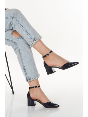 UYG Lavinia Seri Sivri Burunlu Bilekten Tokalı Kadın Topuklu Ayakkabı