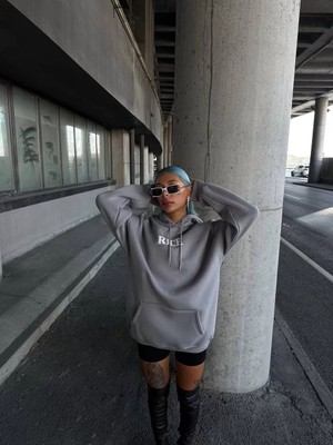 Tarz Yeri Uzun Kol Kapşonlu Göğüs Baskılı Sweatshirt - Gri