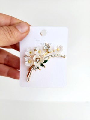 Beyaz Sedefli  Kristal Taşlı Japon Çiçeği Figür Model Broş ( Yaka Iğnesi )