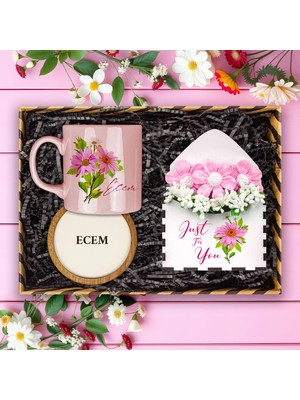 Ejoya Kişiye Özel Çiçek Tasarım Kupa & Bardak Altlığı & Papatya Figür Mektup Aranjmanı Hediye Kutusu 114045