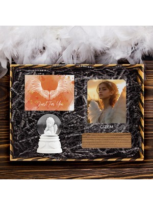 Ejoya Kişiye Özel Fotoğraflı Akrilik Çerçeve & Melek Kar Küresi Hediye Kutusu 113933