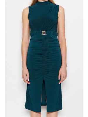 Ersefa Kolsuz Dik Yaka Yeşil Kemerli Vücuda Oturan Kolsuz Drape Detaylı Midi Esnek Örme Kalem Elbise