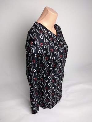 Kadın Siyah Beyaz Desenli V Yaka Uzun Kollu Yanları Yırtmaçlı Mevsimlik Süet Anne Penye Tişört Bluz