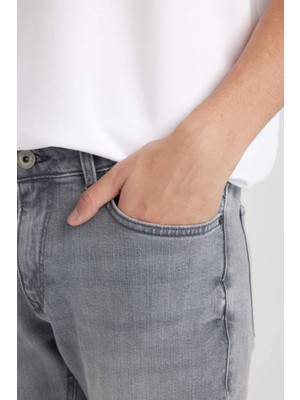 DeFacto Pedro Slim Fit Dar Kalıp Normal Bel Dar Paça Cepli Jean Pantolon D0027AX24AU