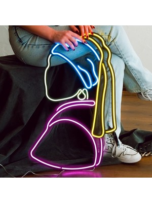 Tol Camp Meisje Neon Duvar Süsü - Vermeer'in Ikonik Eseri | Şık Metal Üzerine Neon LED Tabela | 38 cm x 65 cm