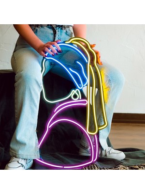 Tol Camp Meisje Neon Duvar Süsü - Vermeer'in Ikonik Eseri | Şık Metal Üzerine Neon LED Tabela | 38 cm x 65 cm