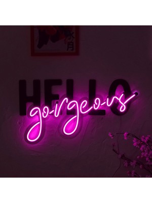 Tol Camp Hello Gorgeous Neon Duvar Süsü - Pembe LED | Metal Üzerine Neon Duvar Dekoru (Tabela) | 62 cm x 34 cm