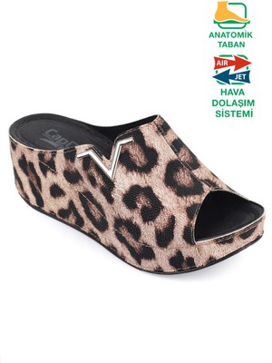 Capone Outfitters 6145 Kadın Dolgu Topuklu V Toka Panter Desenli Terlik