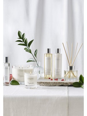 The White Company Nar Imzalı Mum – Mandalina, Nar ve Amber Kokulu Lüks Tek Fitilli Mum