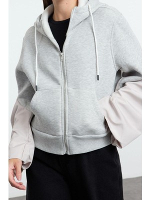 FRM Kadın Regular Fermuarlı Yaka Düşük Kol Standart Fermuarlı ve Paraşüt Detaylı Kalıp Örme Sweatshirt