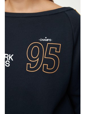 FRM Kadın Carmen Yaka Reglan Kol Ön ve Sırt Baskılı Carmen Yaka Biye Detaylı Kalıp Örme Sweatshirt