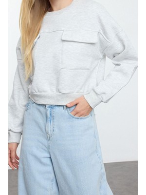 Ersefa Crop Bisiklet Yaka Standart Kol Crop Ekru Cep Detaylı Crop Kısa Normal Kalıp Örme Sweatshirt