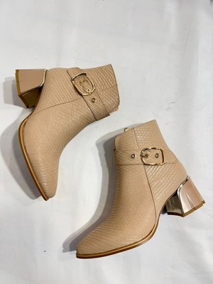 Best Shoes Kadın Bej Gold Kemer Detaylı Krokodil Model Topuklu Çizme