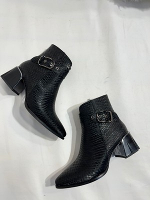 Best Shoes Kadın Siyah Gold Kemer Detaylı Krokodil Model Topuklu Çizme