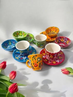 Artistic Quality Dekoratif 4 Kişilik Şık Lale Çini Tasarımlı Tamamen El Yapımı Kahve Fincanı ve 10 cm Soslukdekoratif 4 Kişilik Şık Lale Çini Tasarımlı Tamamen El Yapımı Kahve Fincanı ve 10 cm Sosluk