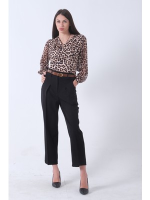 Feminist Siyah Arka Cep Kapaklı 2 Yan Cepli Kemerli Pantolon 3974164.01