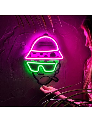 Tol Camp Island Boy Neon Duvar Dekoru - Pembe ve Yeşil Neon LED Işık, Şık Metal Üzerine Neon | 25 cm x 30 cm