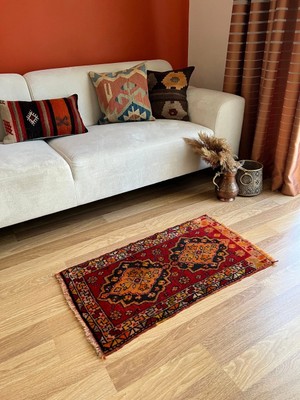 Designev 48x87 Cm El Dokuma Kırmızı Sarı Renkli  Küçük Boy Ender Bulunan Yıkanabilir Kilim