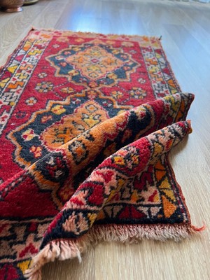 Designev 48x87 Cm El Dokuma Kırmızı Sarı Renkli  Küçük Boy Ender Bulunan Yıkanabilir Kilim