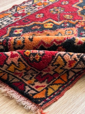 Designev 48x87 Cm El Dokuma Kırmızı Sarı Renkli  Küçük Boy Ender Bulunan Yıkanabilir Kilim