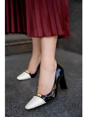 Laminta Sassa Siyah Çift Renkli Gold Aksesuar Detaylı Kadın Topuklu Ayakkabı