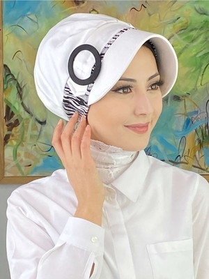 Butik AmbarNazlı Model Tokalı Siyah Beyaz Ince Çizgili Tesettür Beyaz Şapka