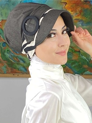 Butik AmbarNazlı Model Tokalı Iri Krem Çizgili Zebra Desen Tesettür Antrasit Şapka