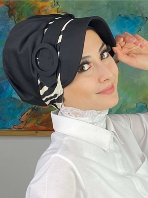 Butik AmbarNazlı Model Tokalı Iri Krem Çizgili Zebra Desen Tesettür Siyah Şapka