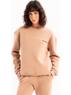 Justever Bisiklet Yaka Nakışlı Şardonlu Içi Polarlı Vizon Kadın Sweatshirt - Rigil