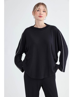 Yuvarlak Yaka Kenarı Şeritli Oversize Bluz