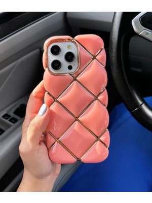 MerciTech IPhone 13 Pro / 13 Promax Uyumlu Gold Detaylı Çizgili  Baklava Dilimli Puf Kılıf
