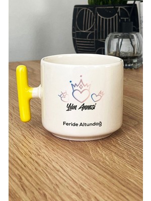 Hedizu Kişiye Özel Anneye Yılbaşı Hediyesi Kupa Bardak T Kulplu Sarı Yılın Annesi