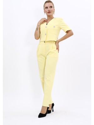 Önder Özsoy  Kısa Kollu Yakasız Mini Ceket & Pileli  Boru Paça Pantolon Takım-Sarı