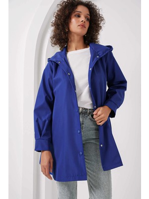Hazelin Kadın Saks Mavi Çıt Çıt Kapamalı Astarlı Kuşaklı Kapüşonlu Trençkot HZL25W-BD159341