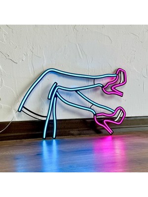 Tol Camp Dantelli (Lacy) Neon Duvar Süsü - Pembe, Buz Mavi ve Beyaz LED Işık, Metal Üzerine Neon | 60 cm x 35 cm