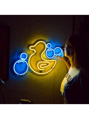 Ördek Hediye, Hayvan Hediye, Rubber Duck Metal Neon LED - Modern ve Şık Metal Üzerine Neon Duvar Dekoru, Sarı ve Buz Mavisi Işık, Çocuk Odası Hediyesi, Veteriner Kliniği Hediye - 43 cm x 46 cm