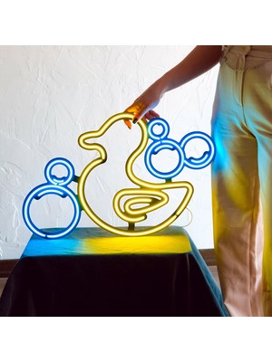 Ördek Hediye, Hayvan Hediye, Rubber Duck Metal Neon LED - Modern ve Şık Metal Üzerine Neon Duvar Dekoru, Sarı ve Buz Mavisi Işık, Çocuk Odası Hediyesi, Veteriner Kliniği Hediye - 43 cm x 46 cm