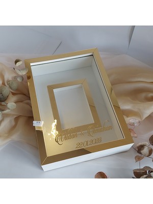 Verda Çerçeve 25 x 35  cm  Yarı Kaplama Ledli+Isimli Beyaz-Gold Anı Çerçevesi! Yeni Moda Çiçek Anı Çerçevesi!