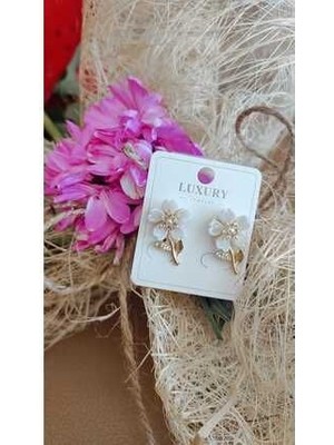 Modern ve Şık Altın Renk Çiçekli Küpe