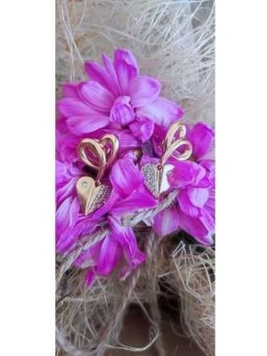 Modern ve Şık Altın Renk Kalpli Küpe