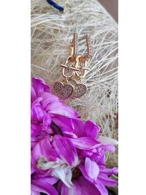 Modern ve Şık Altın Renk Kalpli Küpe