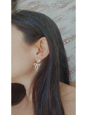 Modern ve Şık Gümüş Renk Kurdele Küpe