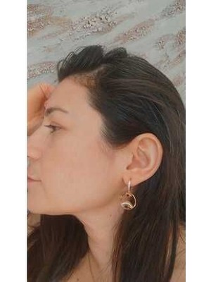 Modern ve Şık Altın Renk Yuvarlak Küpe