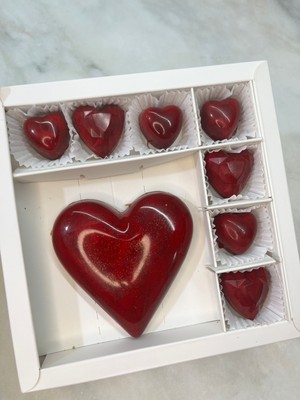 Neşeli Yolculuk Kırmızı Kalpli Belçika Çikolatası Böğürtlenli Antepfıstık Ezmeli Sevgiliye Çikolata 1 Kutu