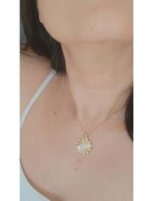 Modern ve Şık Altın Renk Kolye