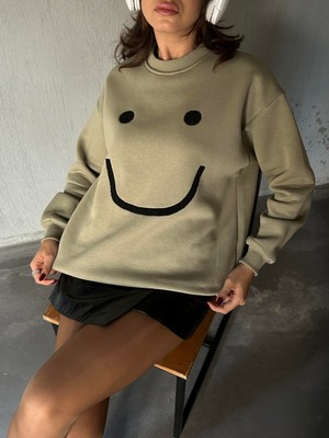 Minaaise Kadın Küf Yeşili Smile Süzene Nakışlı 3 Iplik Şardonlu Geniş Kesim Sweatshirt 28313