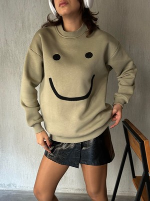 Minaaise Kadın Küf Yeşili Smile Süzene Nakışlı 3 Iplik Şardonlu Geniş Kesim Sweatshirt 28313