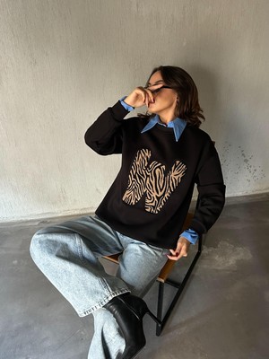 Minaaise Kadın Siyah Süzene Nakışlı 3 Iplik Şardonlu Geniş Kesim Sweatshirt 28314